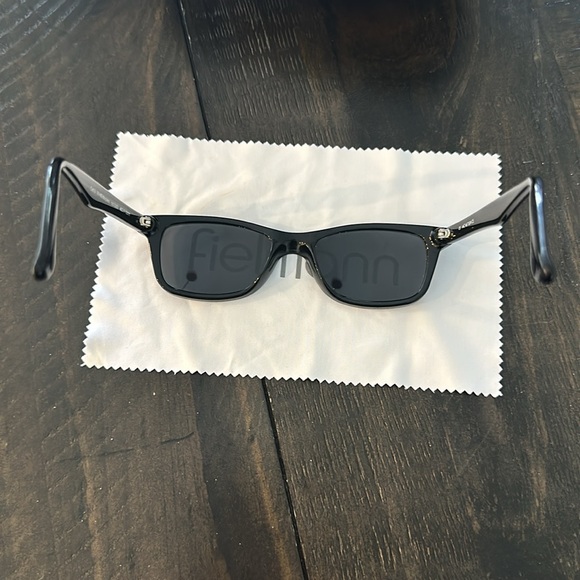 Black sunglasses with sleek design and protective case - Picture 3 of 7